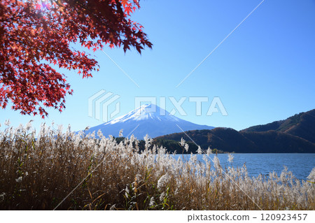 河口湖秋天的紅葉風景 120923457