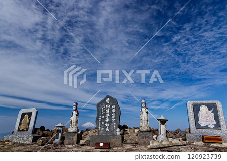 Stone monument at the summit of Mt. Tonodake in Tanzawa and Mt. Fuji with remaining snow Stone monument at the summit of Mt. Tonodake in Tanzawa and Mt. Fuji with remaining snow 120923739