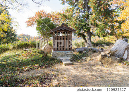 三好山山頂的神社（攝津峽公園） 120923827
