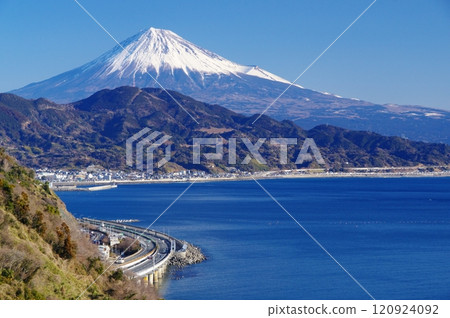 從佐田峠眺望冬季的駿河灣和富士山 120924092