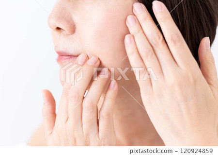 Middle-aged to senior women's skin care image Middle-aged to senior women's skin care image 120924859