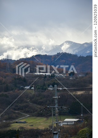 信州秋景：雲霧繚繞的山巒 120925039