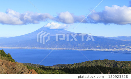 從伊豆半島的達摩山眺望富士山 從伊豆半島的達摩山眺望富士山 120925828