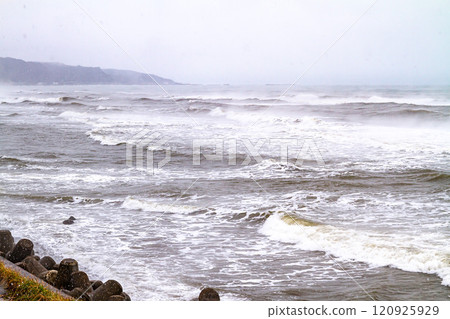 冬季洶湧的大海和深色的天空(出雲崎町) 冬季洶湧的大海和深色的天空(出雲崎町) 120925929