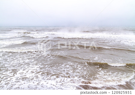冬季洶湧的大海和深色的天空(出雲崎町) 冬季洶湧的大海和深色的天空(出雲崎町) 120925931