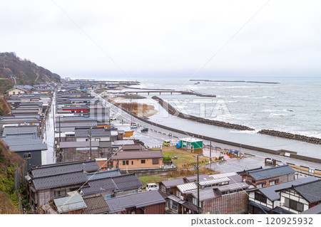 北國街道出雲崎宿 嬬入街景、波濤洶湧的冬季大海和深色的天空（出雲崎町） 120925932