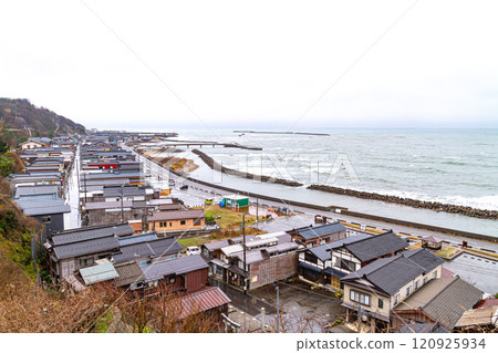 北國街道出雲崎宿 嬬入街景、波濤洶湧的冬季大海和深色的天空(出雲崎町) 北國街道出雲崎宿 嬬入街景、波濤洶湧的冬季大海和深色的天空(出雲崎町) 120925934