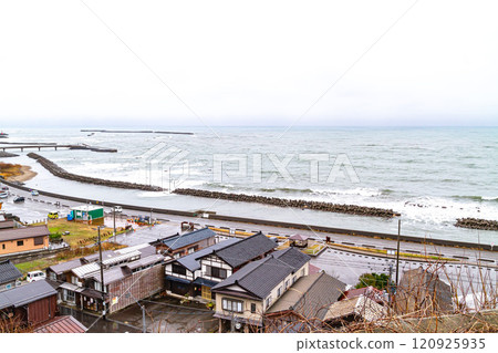 北國街道出雲崎宿 嬬入街景、波濤洶湧的冬季大海和深色的天空(出雲崎町) 北國街道出雲崎宿 嬬入街景、波濤洶湧的冬季大海和深色的天空(出雲崎町) 120925935