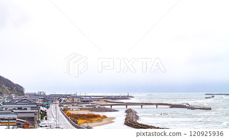 北國街道出雲崎宿 嬬入街景、波濤洶湧的冬季大海和深色的天空(出雲崎町) 北國街道出雲崎宿 嬬入街景、波濤洶湧的冬季大海和深色的天空(出雲崎町) 120925936