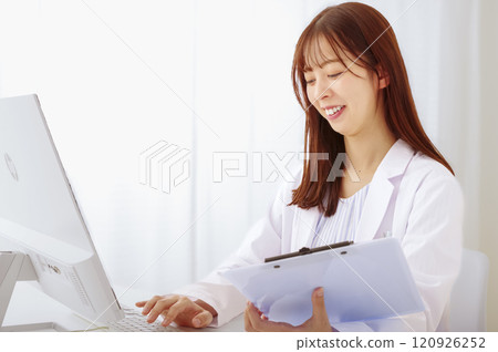 A female doctor smiling kindly 120926252