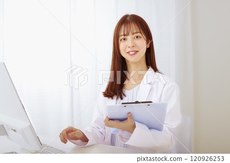 一位女醫生和藹地微笑著 120926253