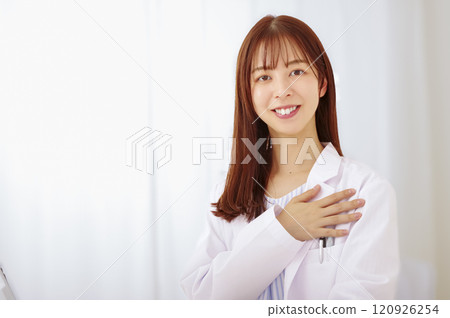 一位女醫生和藹地微笑著 120926254