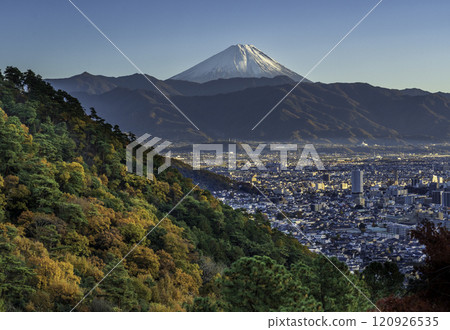 甲府市和田山紅葉 從街道到紅葉、甲府市建築和富士山 120926535