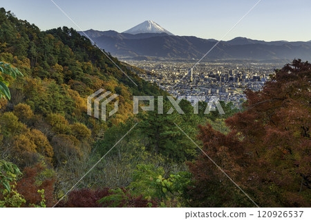 甲府市和田山紅葉 從街道到紅葉、甲府市建築和富士山 120926537