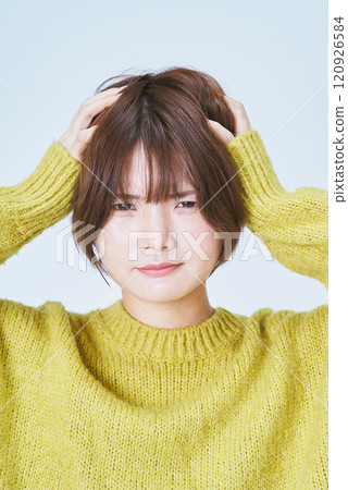 一個女人抱著她的頭的快捷方式 一個女人抱著她的頭的快捷方式 120926584