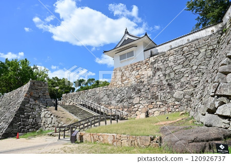 岡山城的未知門(赤津之門)和石牆 岡山城的未知門(赤津之門)和石牆 120926737