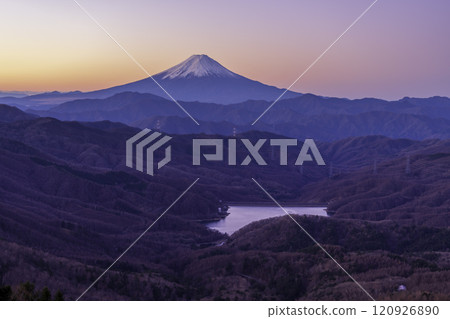 Fuji at dawn from Daibosatsurei in winter Fuji at dawn from Daibosatsurei in winter 120926890