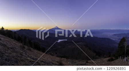 冬天黎明時分的富士山 冬天黎明時分的富士山 120926891