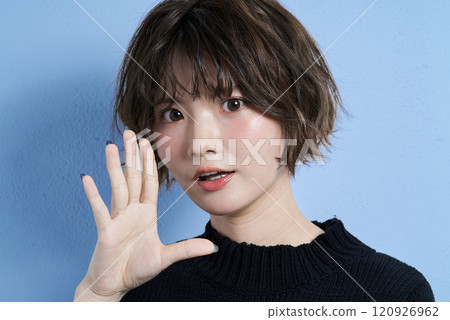 手摀嘴的短髮女人 120926962