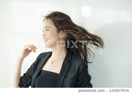 穿著黑夾克的中年婦女 120927034