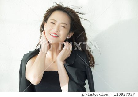 穿著黑夾克的中年婦女 120927037