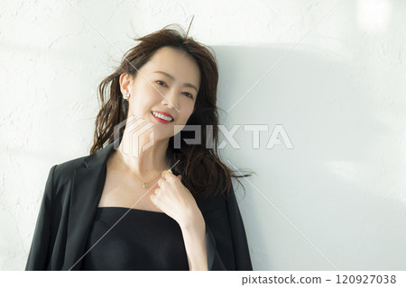 穿著黑夾克的中年婦女 120927038