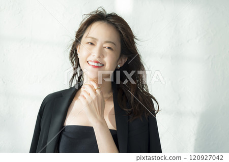 穿著黑夾克的中年婦女 120927042