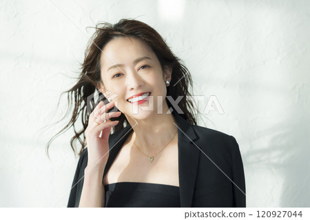 穿著黑夾克的中年婦女 120927044