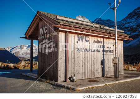 Yuria Pass頂部的廁所 Yuria Pass頂部的廁所 120927058