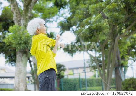 Senior women of sportswear 120927072
