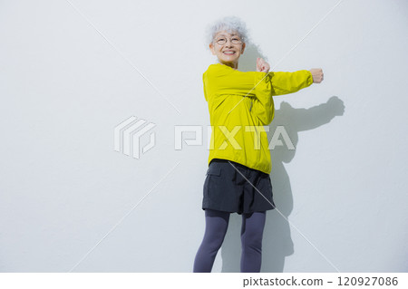 Senior women of sportswear 120927086
