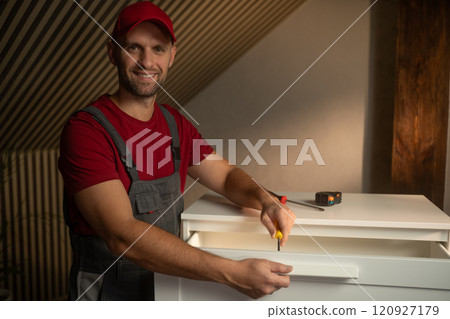 Preparing a drawer for assembly using tools and measuring techniques in a home workshop Preparing a drawer for assembly using tools and measuring techniques in a home workshop 120927179