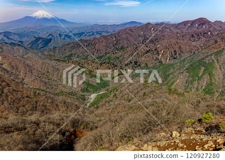 Mount Fuji and the Yushin Valley and Hinokihoramaru as seen from Tonodake in Tanzawa Mount Fuji and the Yushin Valley and Hinokihoramaru as seen from Tonodake in Tanzawa 120927280