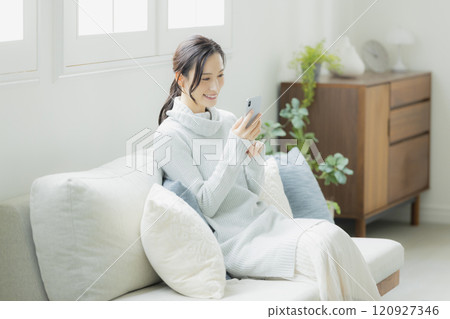 白色針織衫的女人 白色針織衫的女人 120927346