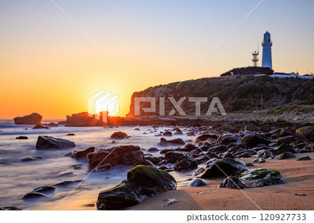 秋天的犬吠崎燈塔和日本最早的日出千葉縣銫子市 秋天的犬吠崎燈塔和日本最早的日出千葉縣銫子市 120927733