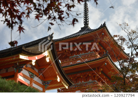 Autumn at Otowasan Kiyomizu-dera Temple: Three-story pagoda and west gate [Important Cultural Property] 120927794