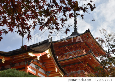 Autumn at Otowasan Kiyomizu-dera Temple: Three-story pagoda and west gate [Important Cultural Property] 120927795