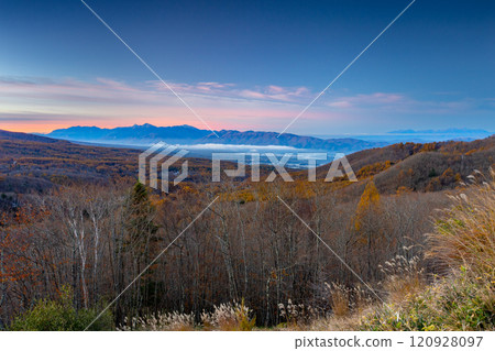 從長野縣茅野市北山金星線鈴蘭峠附近的恩納神展望台眺望蓼科的日出天空和秋葉 120928097