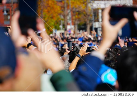 舉起智慧型手機的人群 舉起智慧型手機的人群 120928109