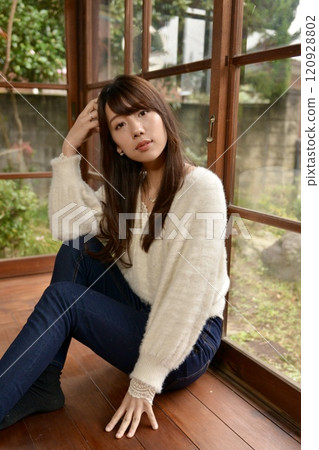 站在門廊上的年輕女子的肖像 120928802