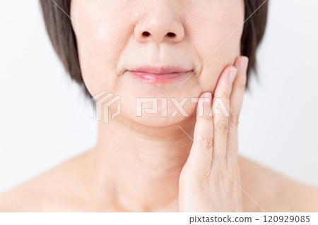 Middle-aged to senior women's skin care image Middle-aged to senior women's skin care image 120929085