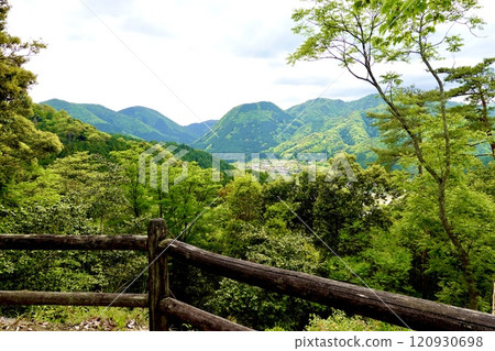 A view of the town from the observation deck of the Tsuwano Castle Ruins sightseeing lift, Tsuwano Town, Kashima Prefecture A view of the town from the observation deck of the Tsuwano Castle Ruins sightseeing lift, Tsuwano Town, Kashima Prefecture 120930698