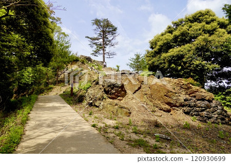 View of the ruins of Tsuwano Castle and Demaru on the top of a mountain overlooking the city of Tsuwano. Tsuwano Town, Kashima Prefecture 120930699