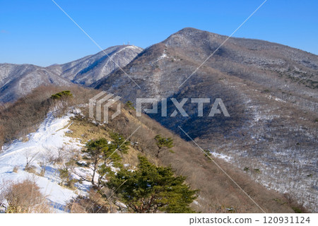 從群馬檜木山眺望赤城地藏岳與荒山 120931124