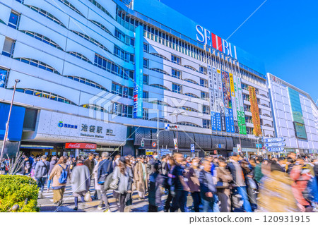12 月日本東京城市景觀。池袋站東口等景觀=7層 12 月日本東京城市景觀。池袋站東口等景觀=7層 120931915