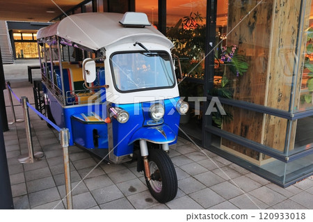 乘坐藍色嘟嘟車進行田園詩般的觀光,這是一款易於轉彎的三輪出租車 乘坐藍色嘟嘟車進行田園詩般的觀光,這是一款易於轉彎的三輪出租車 120933018
