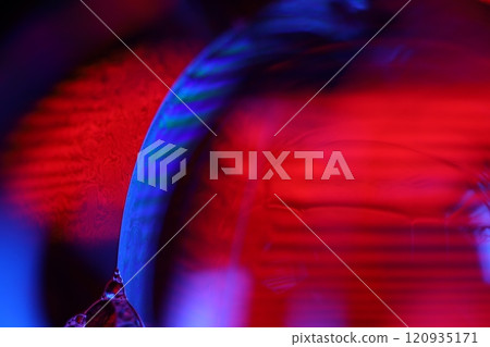 Red and blue fluid reflections on black background, liquid abstraction, colour waves 120935171