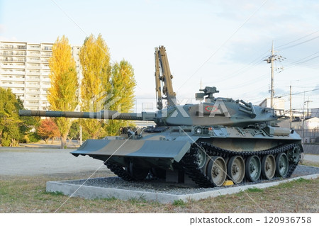 京都自衛隊營地展示的74式坦克 120936758