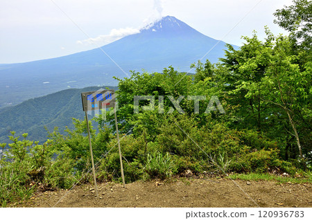 從禦坂山毛無山頂出發，初夏的富士山 120936783