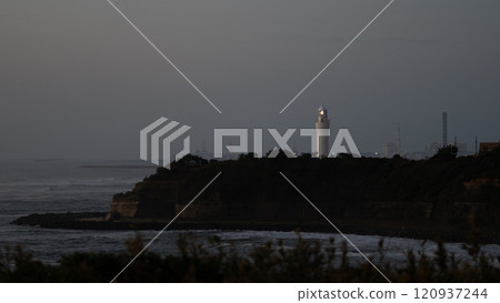 一座燈塔漂浮在清晨的光線中 一座燈塔漂浮在清晨的光線中 120937244